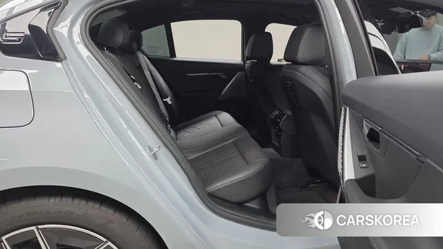 BMW 5 Series (G60) 2025 Цвет галактики из Кореи, фото 3