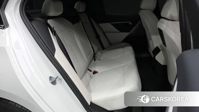 BMW 5 Series (G60) 2025 Белый из Кореи, фото 3