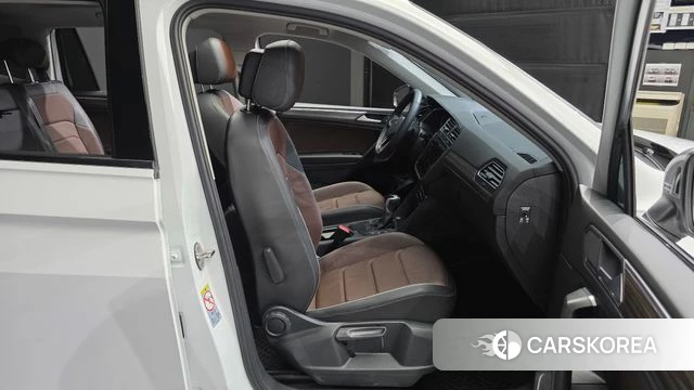 Volkswagen Tiguan Allspace 2022 Белый из Кореи, фото 3