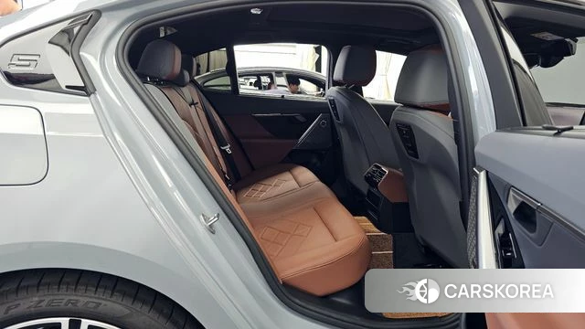 BMW 5 Series (G60) 2025 Серебристо-серый из Кореи, фото 3