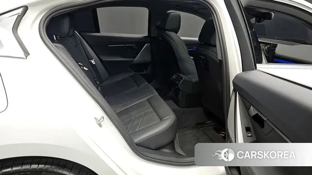 BMW 5 Series (G60) 2025 Белый из Кореи, фото 3