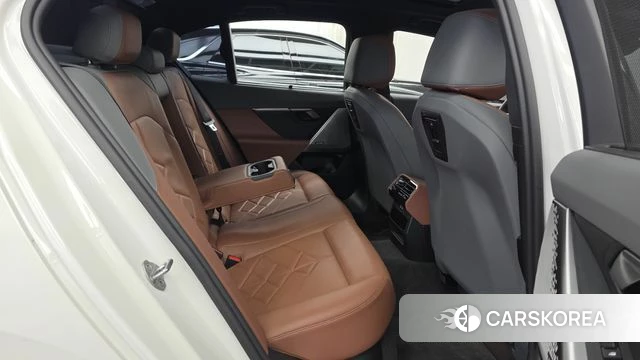 BMW 5 Series (G60) 2023 Белый из Кореи, фото 3