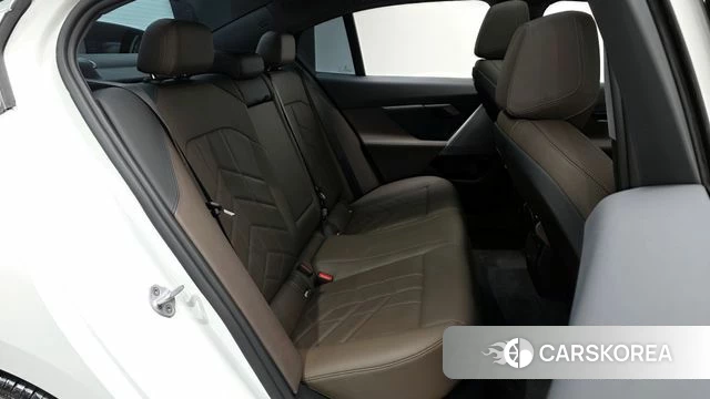 BMW 5 Series (G60) 2023 Белый из Кореи, фото 3
