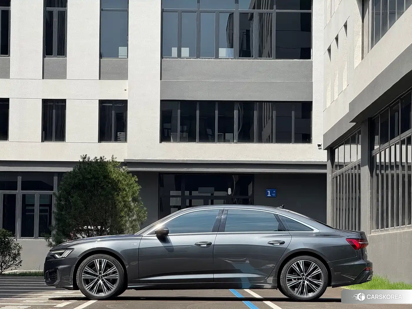 Audi A6L 2022 Silver/gray из Китая, фото 3
