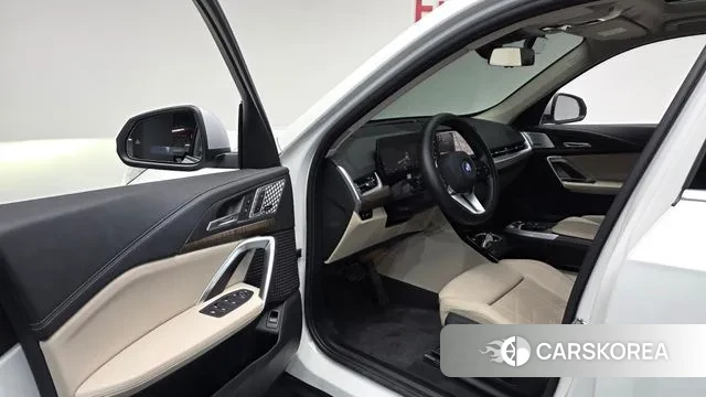 BMW iX1 (U11) 2024 Белый из Кореи, фото 3