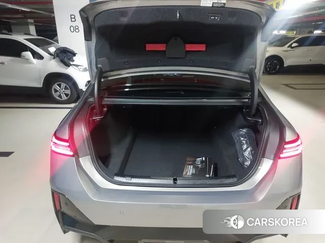 BMW 5 Series (G60) 2024 Серебристо-серый из Кореи, фото 3