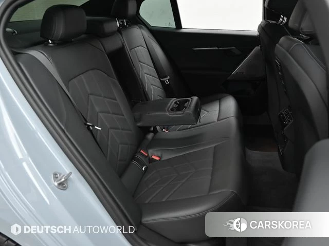 BMW 5 Series (G60) 2025 Серебристо-серый из Кореи, фото 3