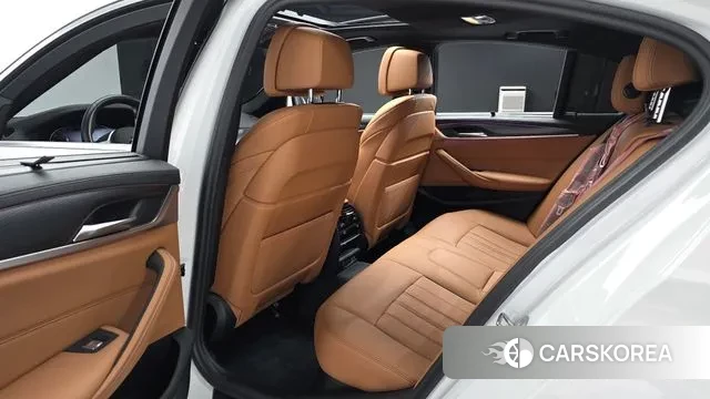 BMW 5 Series (G30) 2023 Белый из Кореи, фото 3