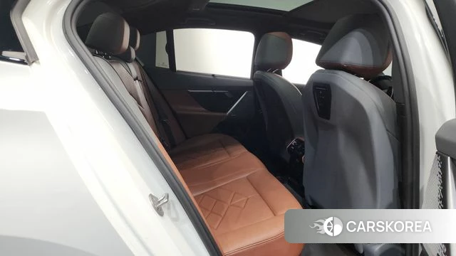BMW 5 Series (G60) 2023 Белый из Кореи, фото 3