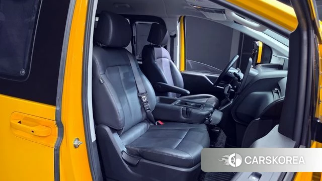 Hyundai Staria 2023 Желтый из Кореи, фото 3