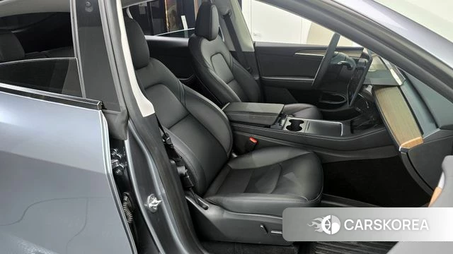 Tesla Model Y 2025 Серебряный из Кореи, фото 3