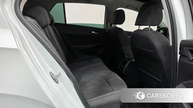 Volkswagen Golf 8th Generation 2023 Белый из Кореи, фото 3