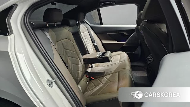 BMW 5 Series (G60) 2023 Белый из Кореи, фото 3