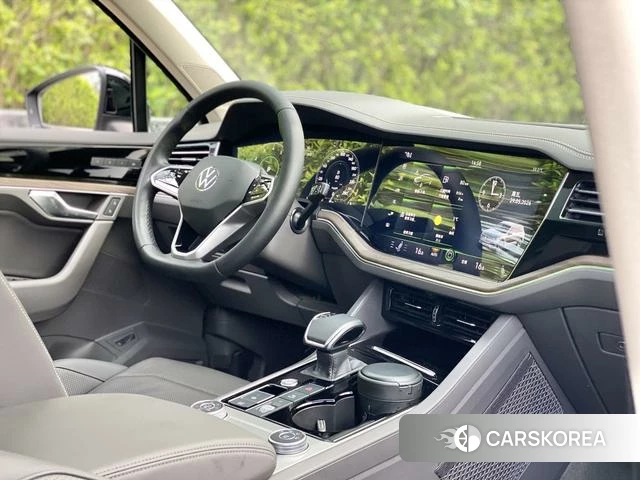 Volkswagen Touareg 2022 Темно-серый из Китая, фото 3