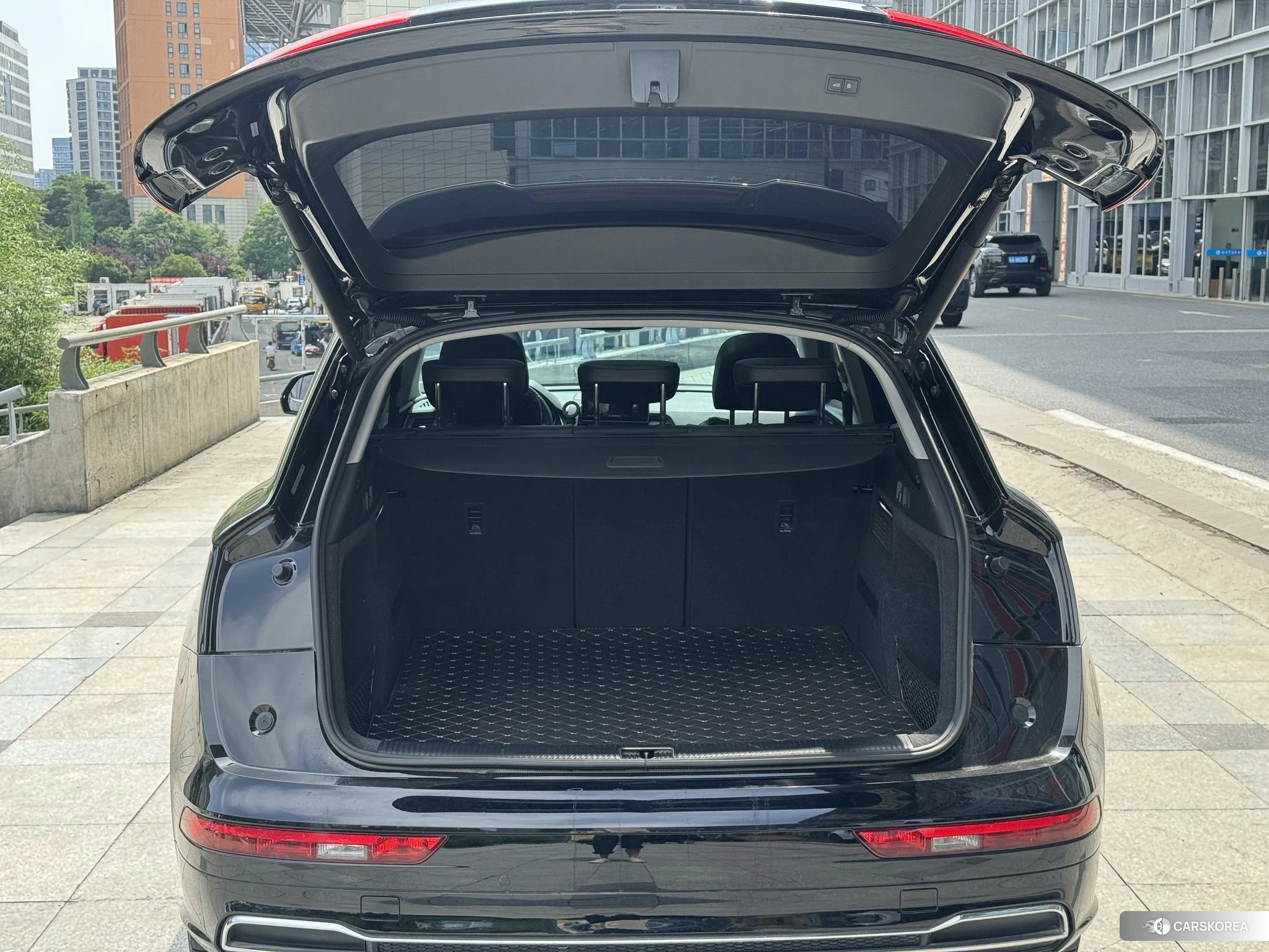 Audi Q5L 2019 Черный из Китая, фото 3
