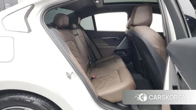 BMW 5 Series (G60) 2023 Белый из Кореи, фото 3