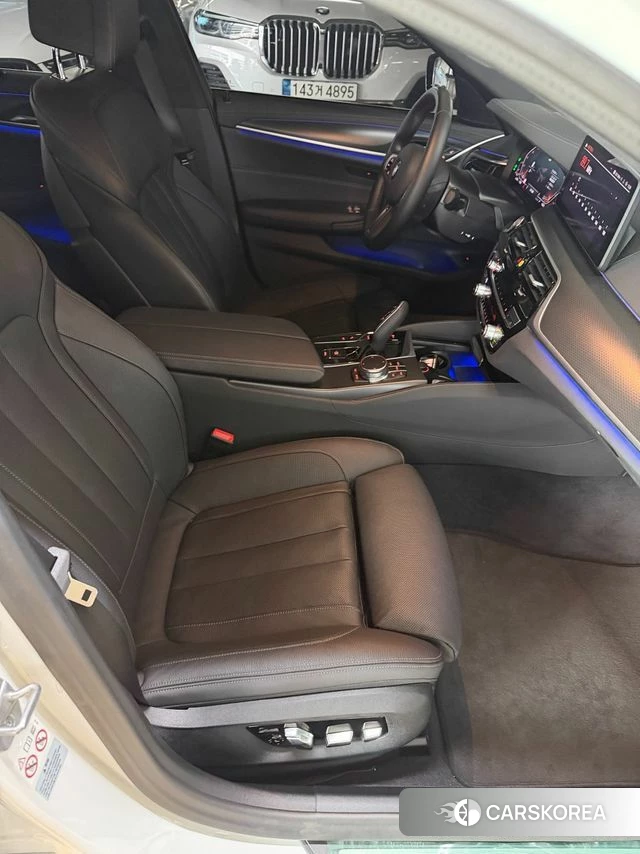 BMW 5 Series (G30) 2023 Белый из Кореи, фото 3