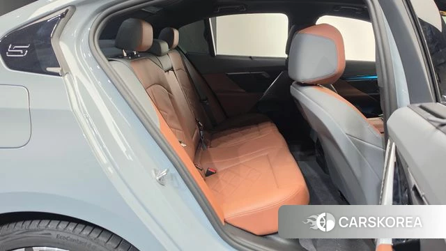 BMW 5 Series (G60) 2025 Светло-серебряный цвет из Кореи, фото 3