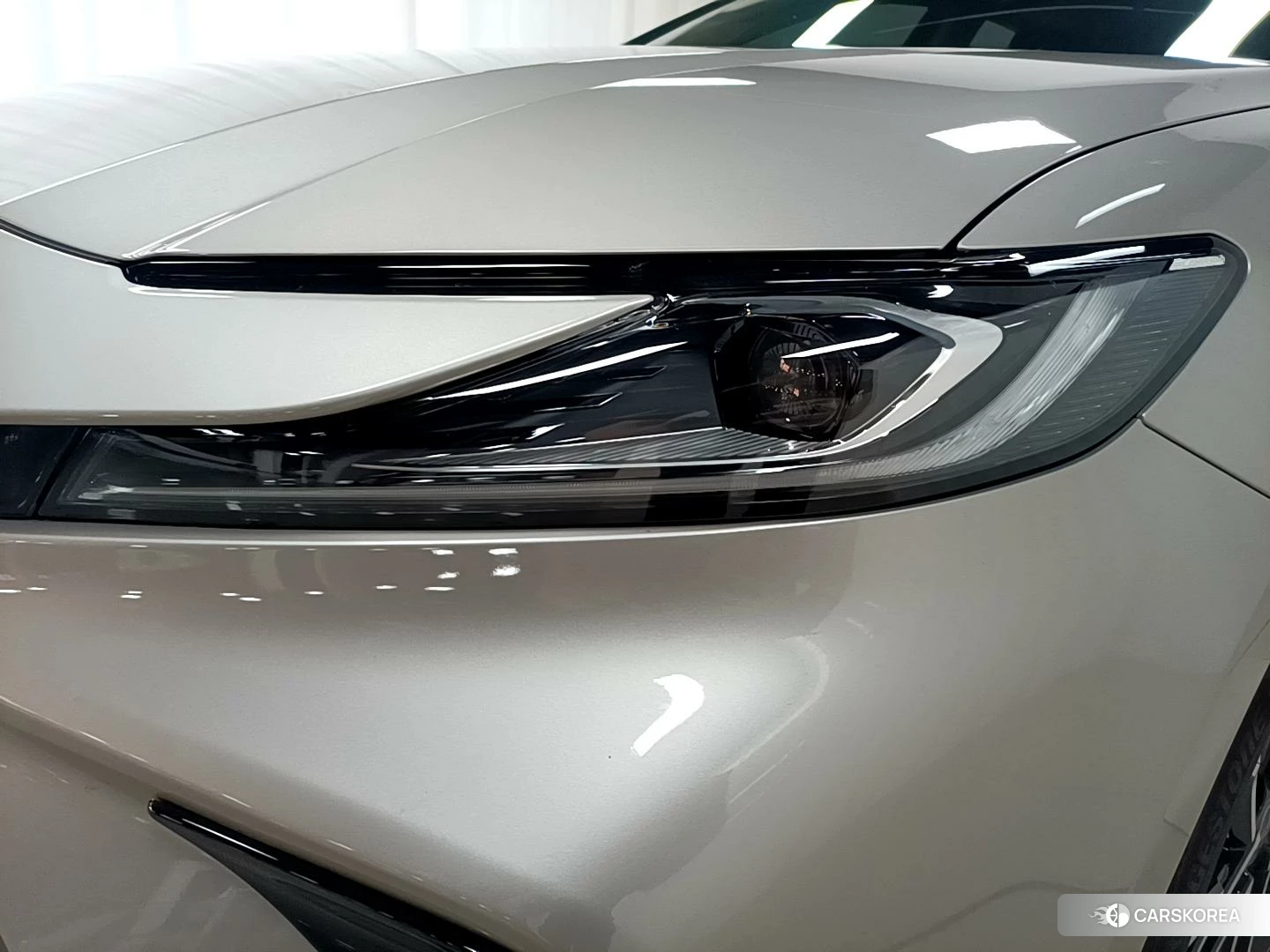 Toyota Camry 2025 Серебристо-серый из Китая, фото 3