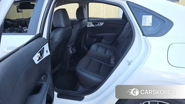 Kia The New K3 2nd generation 2023 Белый из Кореи, фото 3