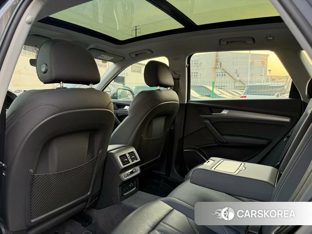 Audi Q5L 2021 Темно-серый из Китая, фото 3