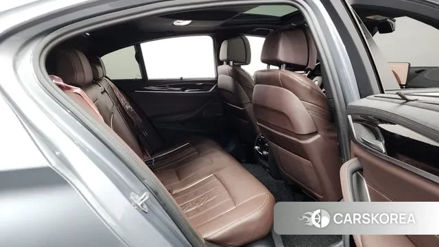 BMW 5 Series (G30) 2023 Серебристо-серый из Кореи, фото 3