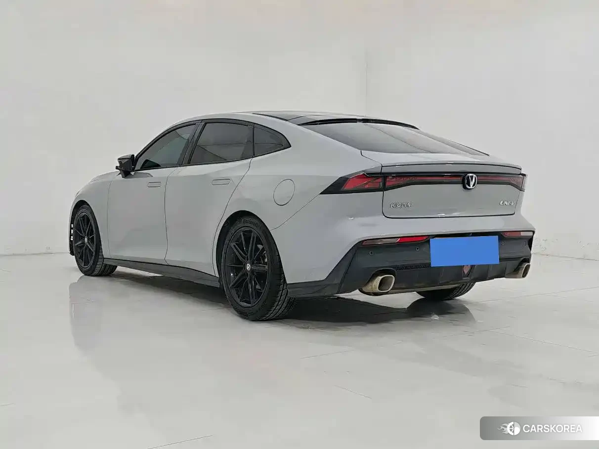 Chang'an UNI-V 2023 Silver/gray из Китая, фото 3