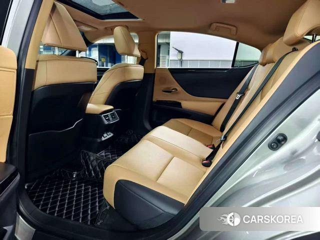 Lexus ES 2022 Серебристо-серый из Китая, фото 3