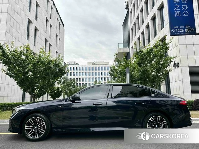 BMW 5 series 2025 Черный из Китая, фото 3