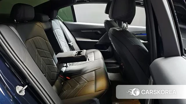 BMW 5 Series (G60) 2025 Черный из Кореи, фото 3