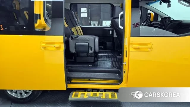 Hyundai Staria 2024 Желтый из Кореи, фото 3