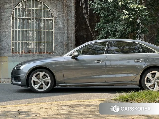 Audi A4L 2020 Темно-серый из Китая, фото 3