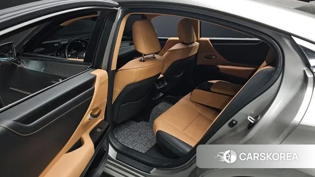 Lexus ES300h 7th generation 2022 Серебристо-серый из Кореи, фото 3
