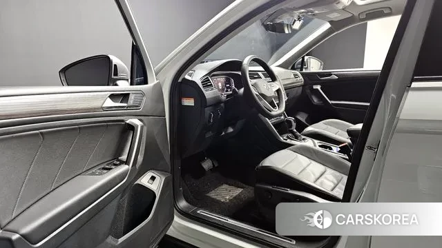 Volkswagen Tiguan Allspace 2024 Белый из Кореи, фото 3