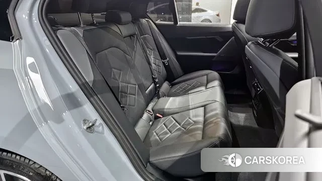 BMW 5 Series (G60) 2025 Светло-серебряный цвет из Кореи, фото 3