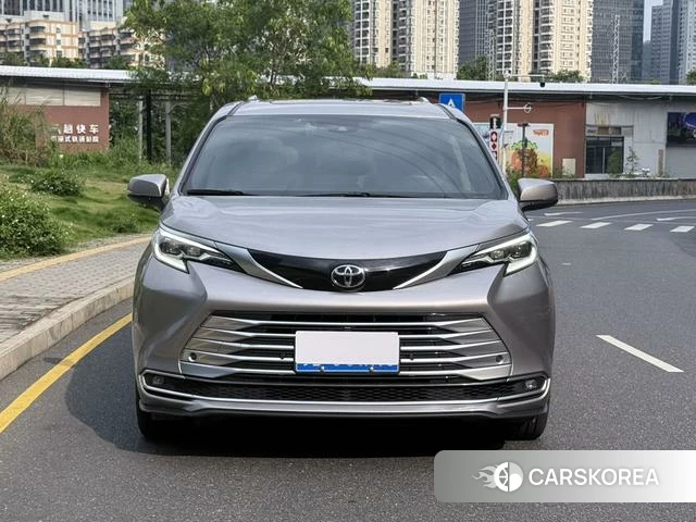 Toyota Saina 2024 Серебристо-серый из Китая, фото 3