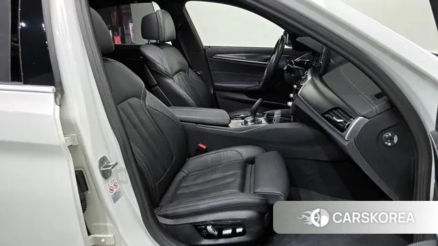 BMW 5 Series (G30) 2023 Белый из Кореи, фото 3