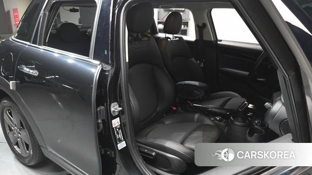 Mini Cooper 2022 Черный из Кореи, фото 3