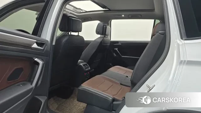 Volkswagen Tiguan Allspace 2023 Белый из Кореи, фото 3