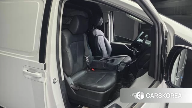 Hyundai Staria 2023 Белый из Кореи, фото 3