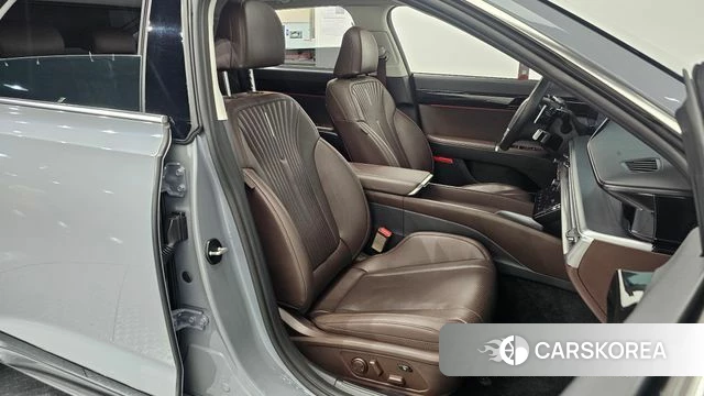 Hyundai Grandeur Hybrid (GN7) 2023 Светло-серебряный цвет из Кореи, фото 3