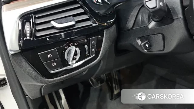 BMW 5 Series (G30) 2018 Белый из Кореи, фото 3