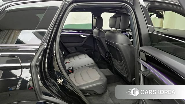 Volkswagen Touareg 3rd generation 2023 Черный из Кореи, фото 3