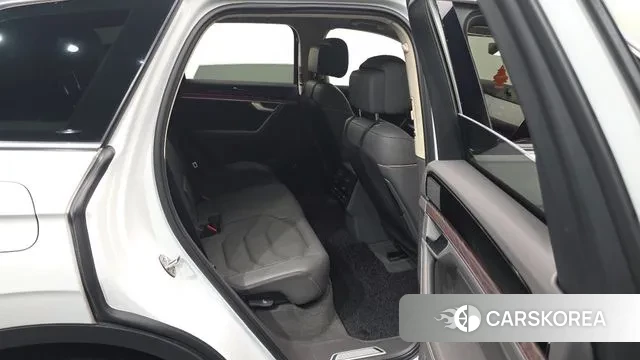 Volkswagen Touareg 3rd generation 2023 Белый из Кореи, фото 3