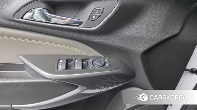 Chevrolet (GM Daewoo) Trax Crossover 2023 Белый из Кореи, фото 3