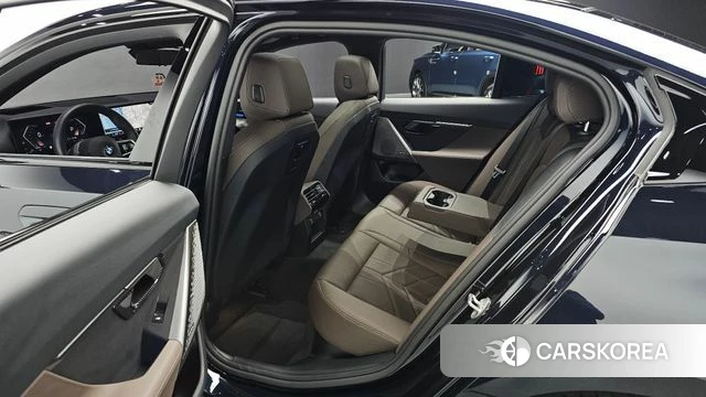 BMW 5 Series (G60) 2024 Черный из Кореи, фото 3