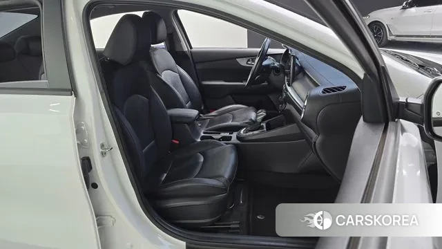 Kia The New K3 2nd generation 2021 Белый из Кореи, фото 3