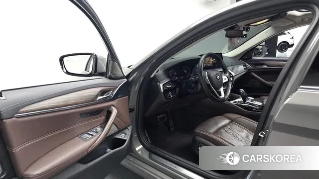 BMW 5 Series (G30) 2022 Серебристо-серый из Кореи, фото 3