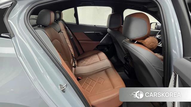 BMW 5 Series (G60) 2024 Цвет галактики из Кореи, фото 3