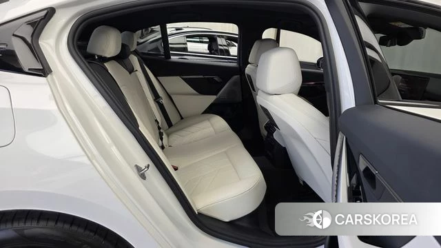 BMW 5 Series (G60) 2025 Белый из Кореи, фото 3